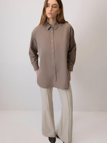 Touché Privé - Camiseta 'Oversized Poplin Shirt' en beige
