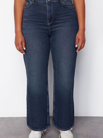 Regular Jean Trendyol Curve en bleu : devant