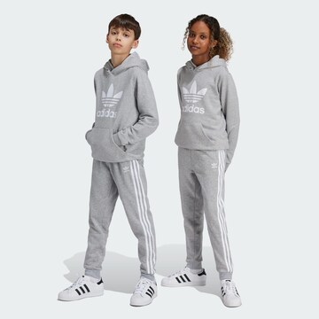 ADIDAS ORIGINALS Tapered Byxa 'Trefoil' i grå: framsida