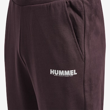 Hummel Tapered Sportbroek 'Legacy' in Bruin