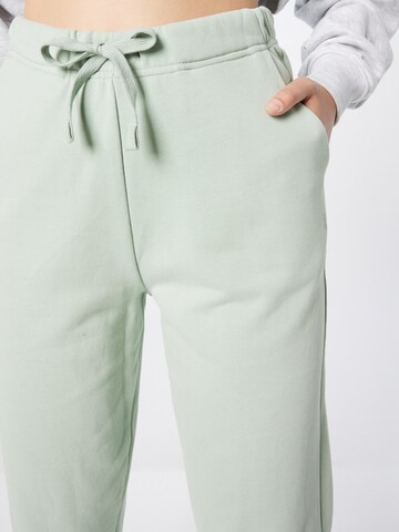 Effilé Pantalon 'Iva' ARMEDANGELS en vert