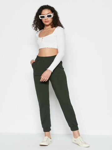 C&City Tapered Trousers in Green: front