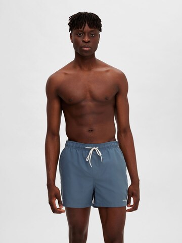 SELECTED HOMME Badeshorts 'SLHDane' i blå