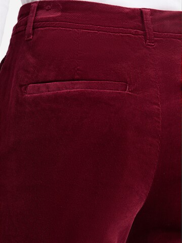 Marie Lund Regular Trousers in Red