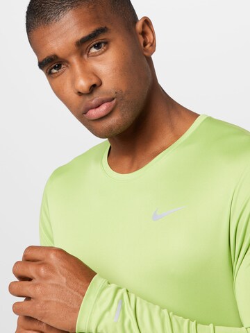 NIKE - Camisa funcionais 'MILER' em verde