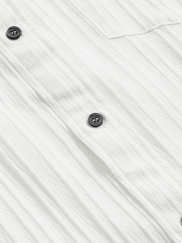 ALLTHEMEN Comfort fit Button Up Shirt in White