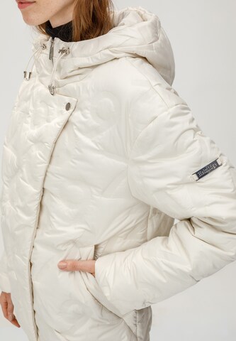 HELMIDGE Between-Season Jacket in White: front