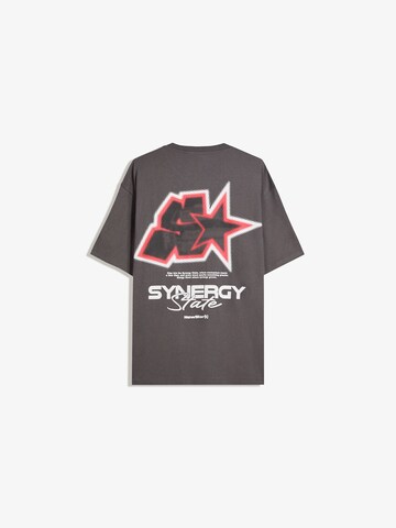 Bershka Tričko 'SYNERGY STATE' – šedá