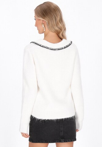 IZIA Oversized neulepaita värissä valkoinen