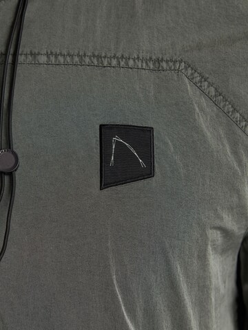 Veste mi-saison 'Ortega' CHASIN' en gris
