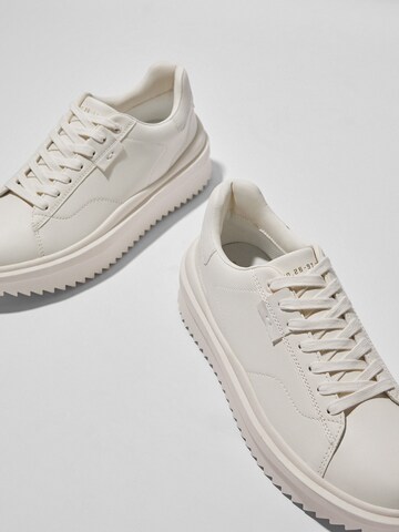 Sneaker bassa di Bershka in bianco