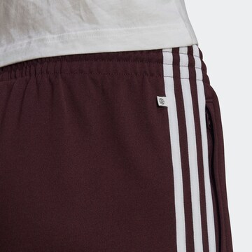 Effilé Pantalon ADIDAS ORIGINALS en rouge