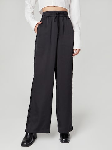 Guido Maria Kretschmer Women Loose fit Pants 'Linda' in Black: front