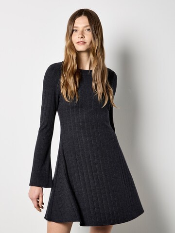Apricot Kleid in Schwarz: Vorderseite