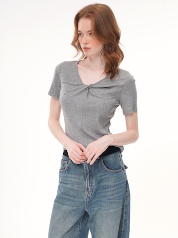 Maglietta 'YOLIGEX Kurzarmshirt Grau-Melange Knotendetail am V-Ausschnitt' di yoligex in grigio