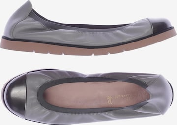 PRETTY BALLERINAS Flats & Loafers in 40 in Grey: front