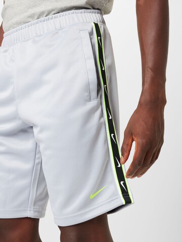 Nike SportswearLoosefit Hlače 'Repeat' - siva boja