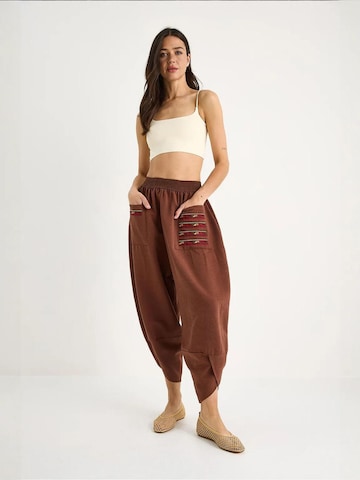 Loosefit Pantaloni modello harem di Bianco Lucci in marrone: frontale