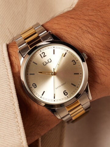 Montre à affichage analogique Q&Q en argent