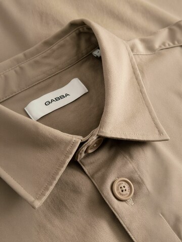 Coupe regular Chemise ' GABtopper ' GABBA en beige