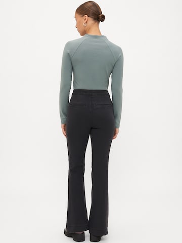 Only Petite Flared Jeans 'ONLRain' i svart