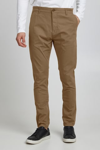 !Solid Regular Chino 'Jim' in Bruin: voorkant