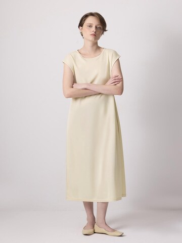 Robe Touche Prive en beige : devant