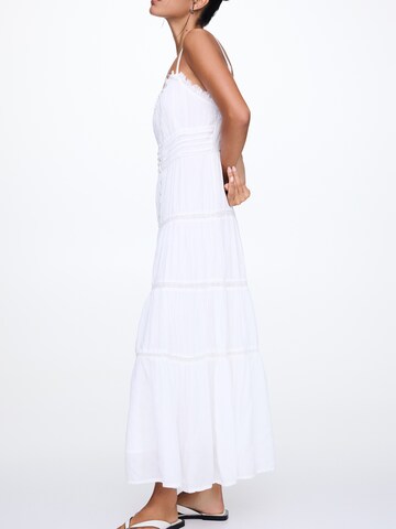 Robe d’été Pull&Bear en blanc