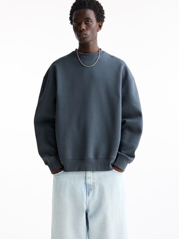Pull&Bear Sweatshirt in Blue: front