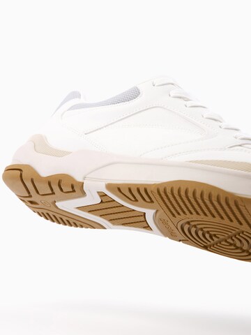 Sneaker low de la Bershka pe alb