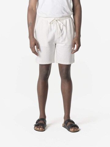 KOROSHI Regular Shorts in Weiß: Vorderseite