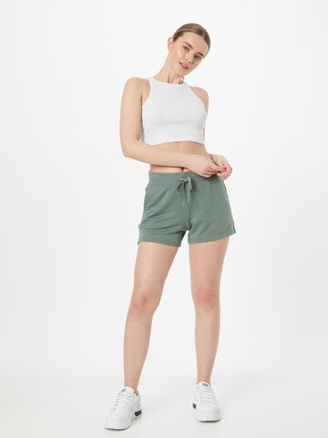 SKECHERS Regular Sportshorts in Grün