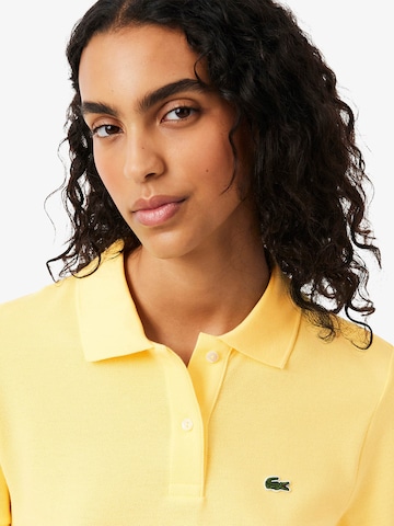 Maglietta di LACOSTE in giallo
