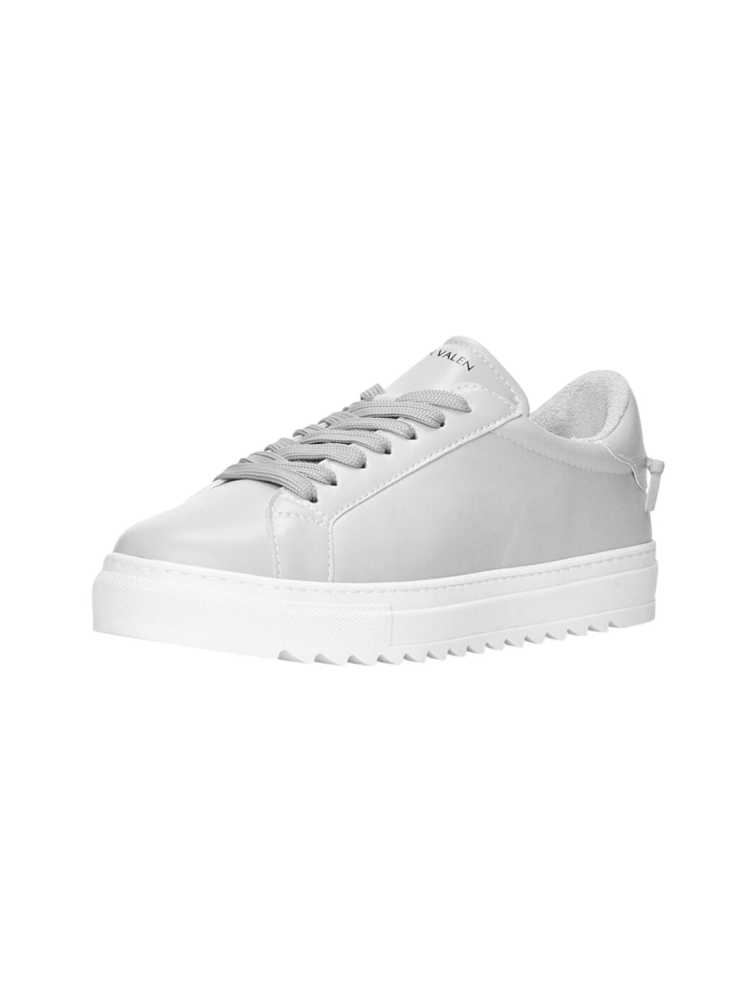 Baskets basses MARTIN VALEN en gris : devant