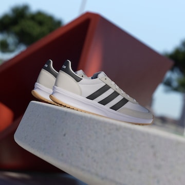 ADIDAS SPORTSWEAR - Sapatilhas baixas 'Run 70s 2.0' em branco