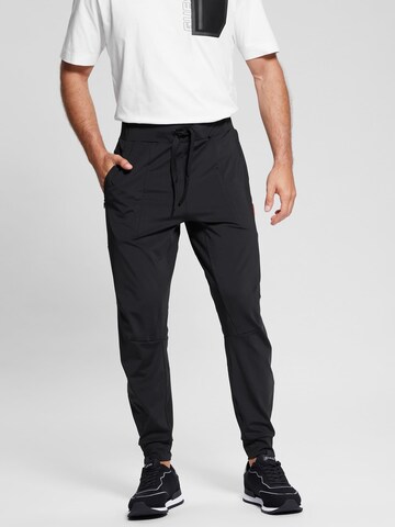 GUESS Tapered Hose in Schwarz: Vorderseite