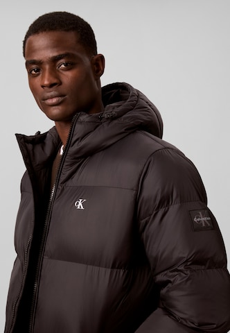 Calvin Klein Jeans Pitkä talvitakki värissä musta