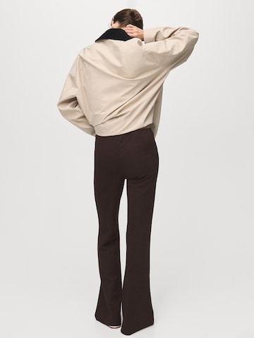 Evazați Pantaloni 'DELFI' de la MANGO pe maro