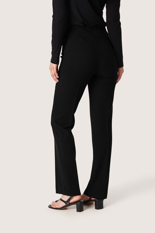 SOAKED IN LUXURY Flared Broek 'Corinne' in Zwart