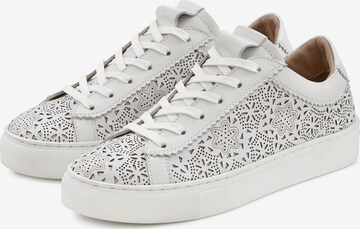 LASCANA Sneakers in White