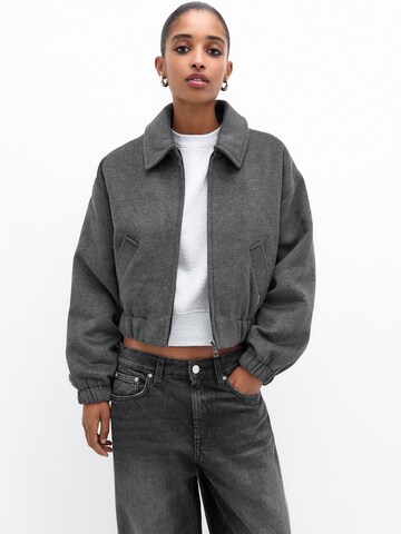 Veste mi-saison Pull&Bear en gris : devant
