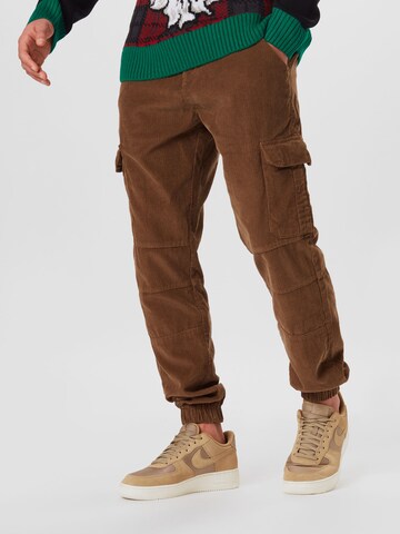 Urban Classics Tapered Cargo Pants in Brown: front