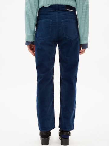 ARMEDANGELS Regular Stoffhose 'AAIKALA CORDUROY' in Blau