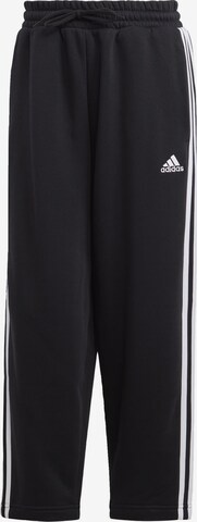 ADIDAS SPORTSWEAR Широка кройка Спортен панталон 'Essentials 3-Stripes' в черно: отпред