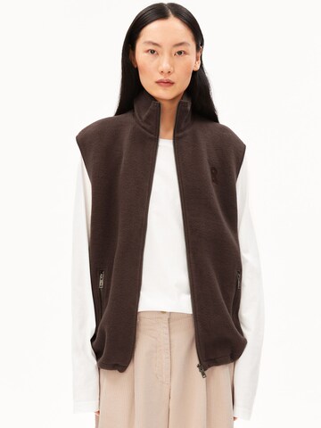 ARMEDANGELS Bodywarmer in Bruin: voorkant