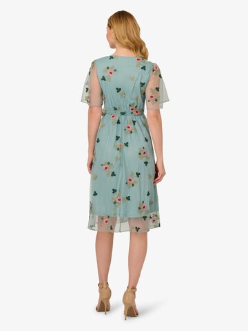 Adrianna Papell knielanges Sommerkleid 'Embroidered Surplice Midi' in Blau