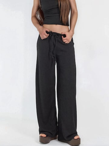 Busem Trousers in Black: front