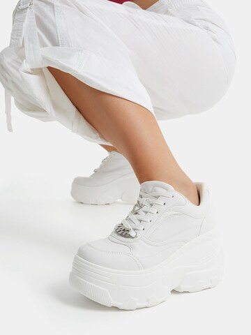 Bershka Sneakers laag in Wit: voorkant
