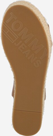 Sandale cu baretă 'Essential' de la Tommy Jeans pe maro