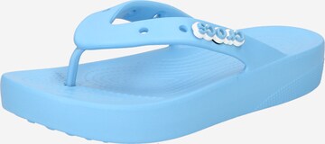 Flip-flops de la Crocs pe albastru: față